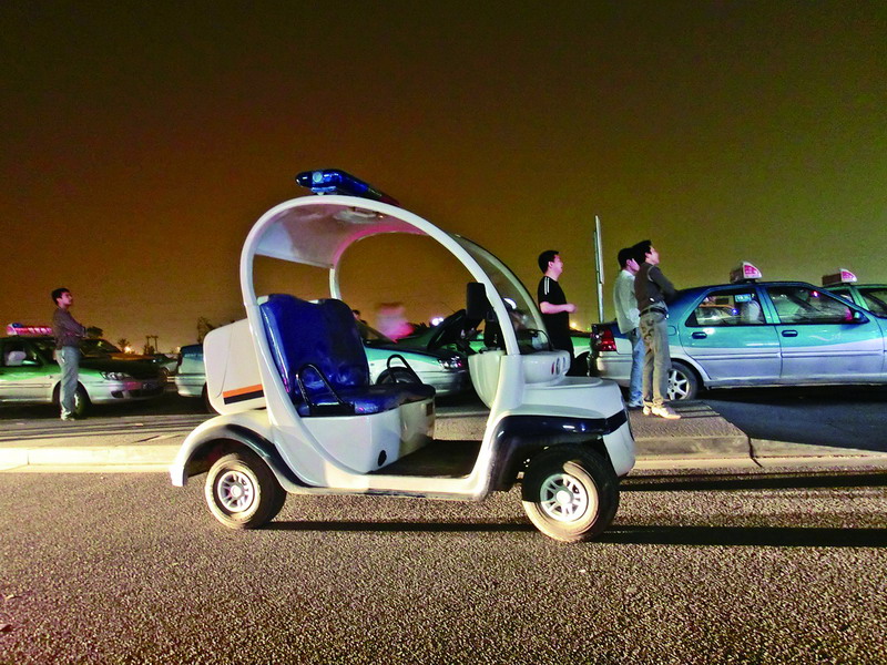 夜晚新火車(chē)站出口前,交警抄牌去了_縮小大小.JPG 夜晚新火車(chē)站出口前,交警抄牌去了_縮小大小.JPG